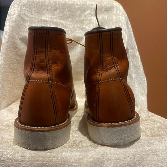 Red Wing Classic Moc Men’s boot in Oro - Picture 2 of 11